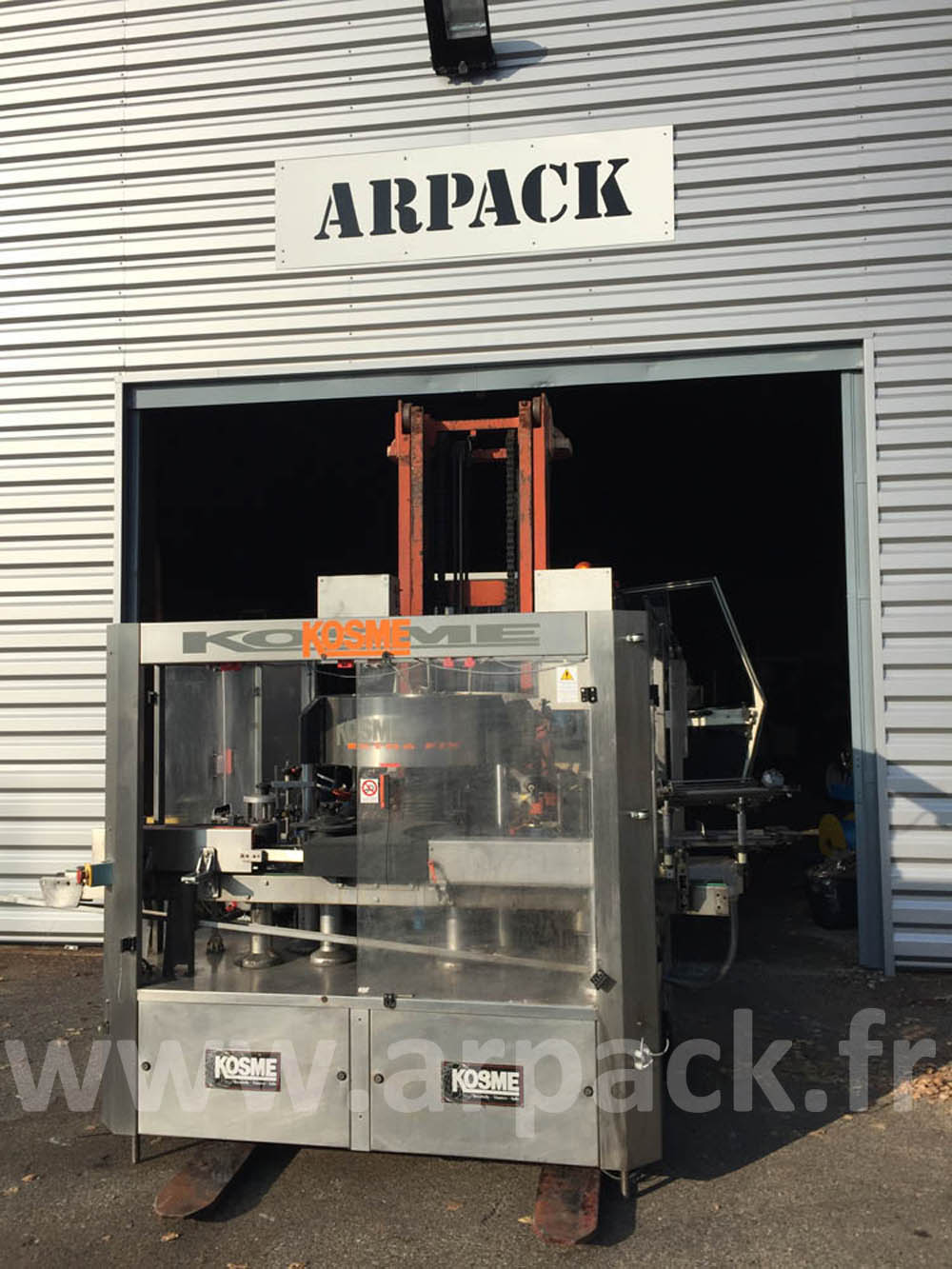 Labelling machine for champagne, sparkling wine bottles