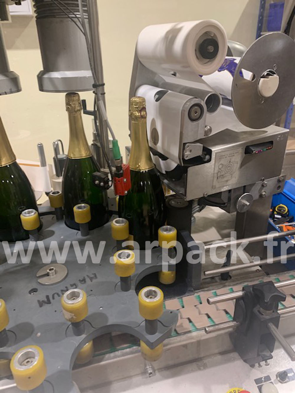 Etiqueteuse / capsuleuse vins effervescents