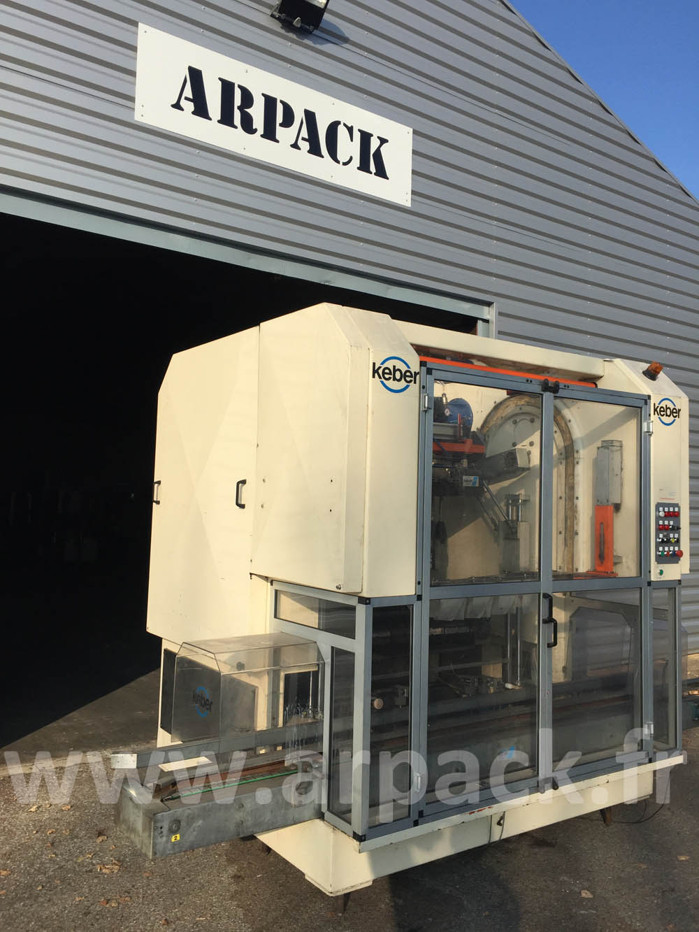 Encaisseuse vin mousseux 8000 b/h Keber
