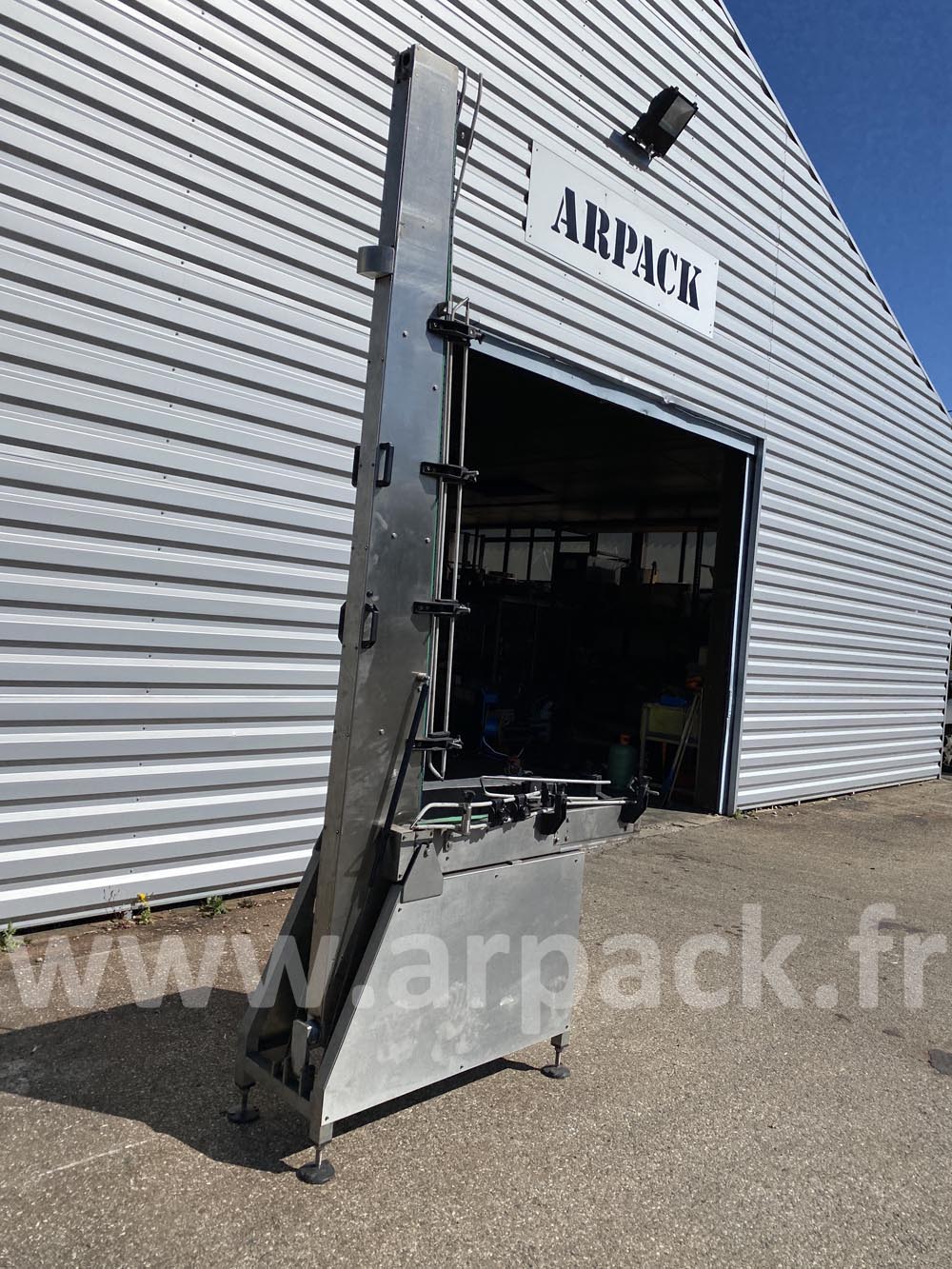 Convoyeur de bouteilles relevable