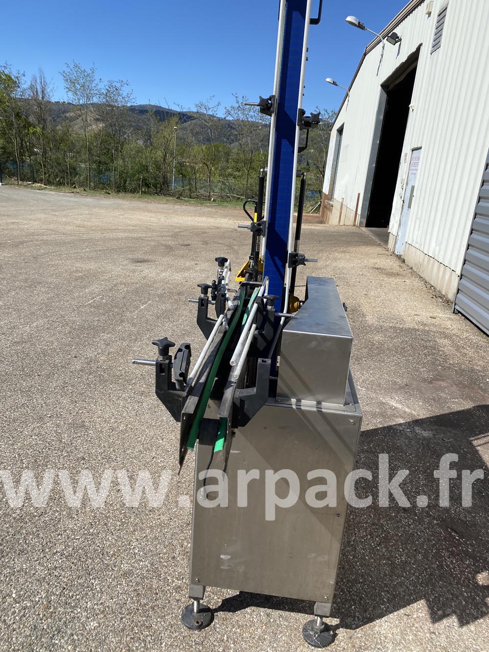 Convoyeur de bouteilles relevable