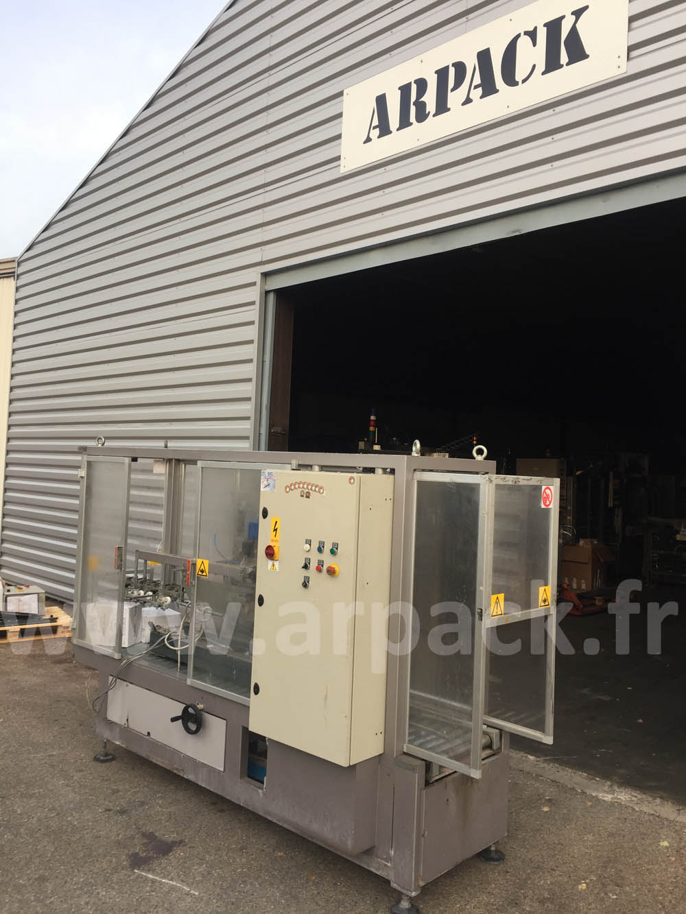Fermeuse (encolleuse) de dessus de cartons