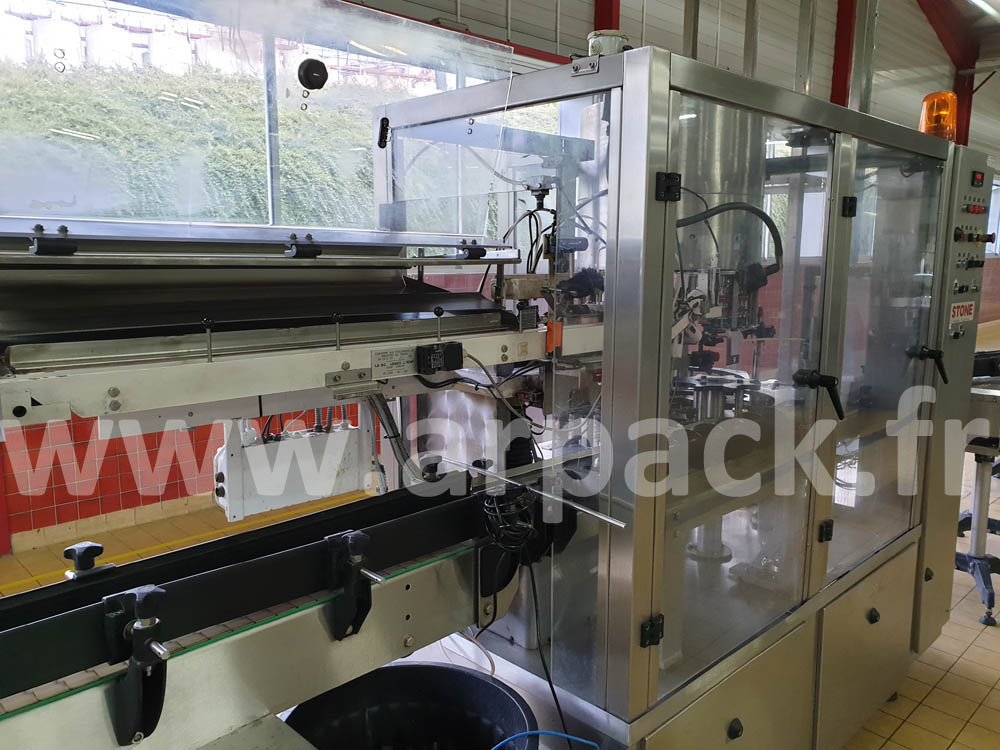 Monobloc de distribution et lissage de capsules de surbouchage