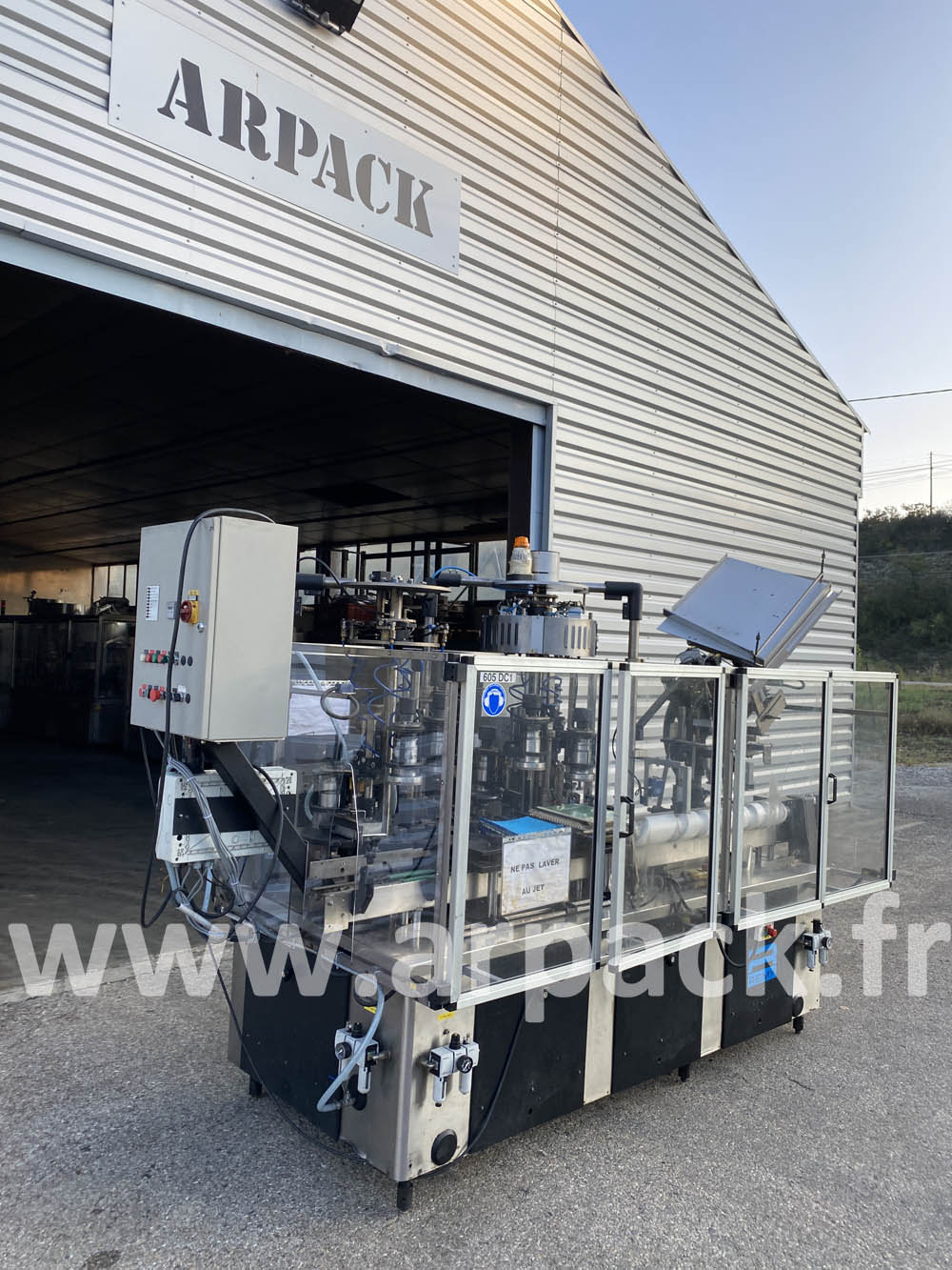 Machine de distribution et de sertissage de coiffes champagne 