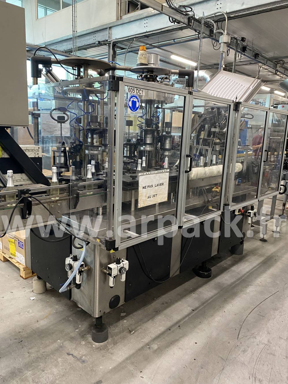 Machine de distribution et de sertissage de coiffes champagne 