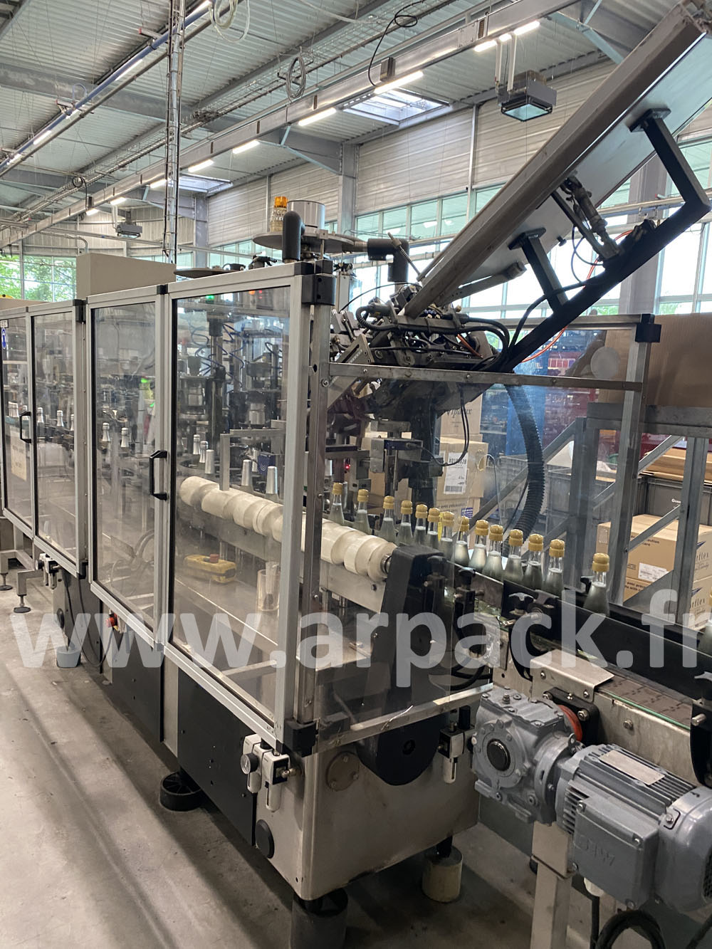 Machine de distribution et de sertissage de coiffes champagne 