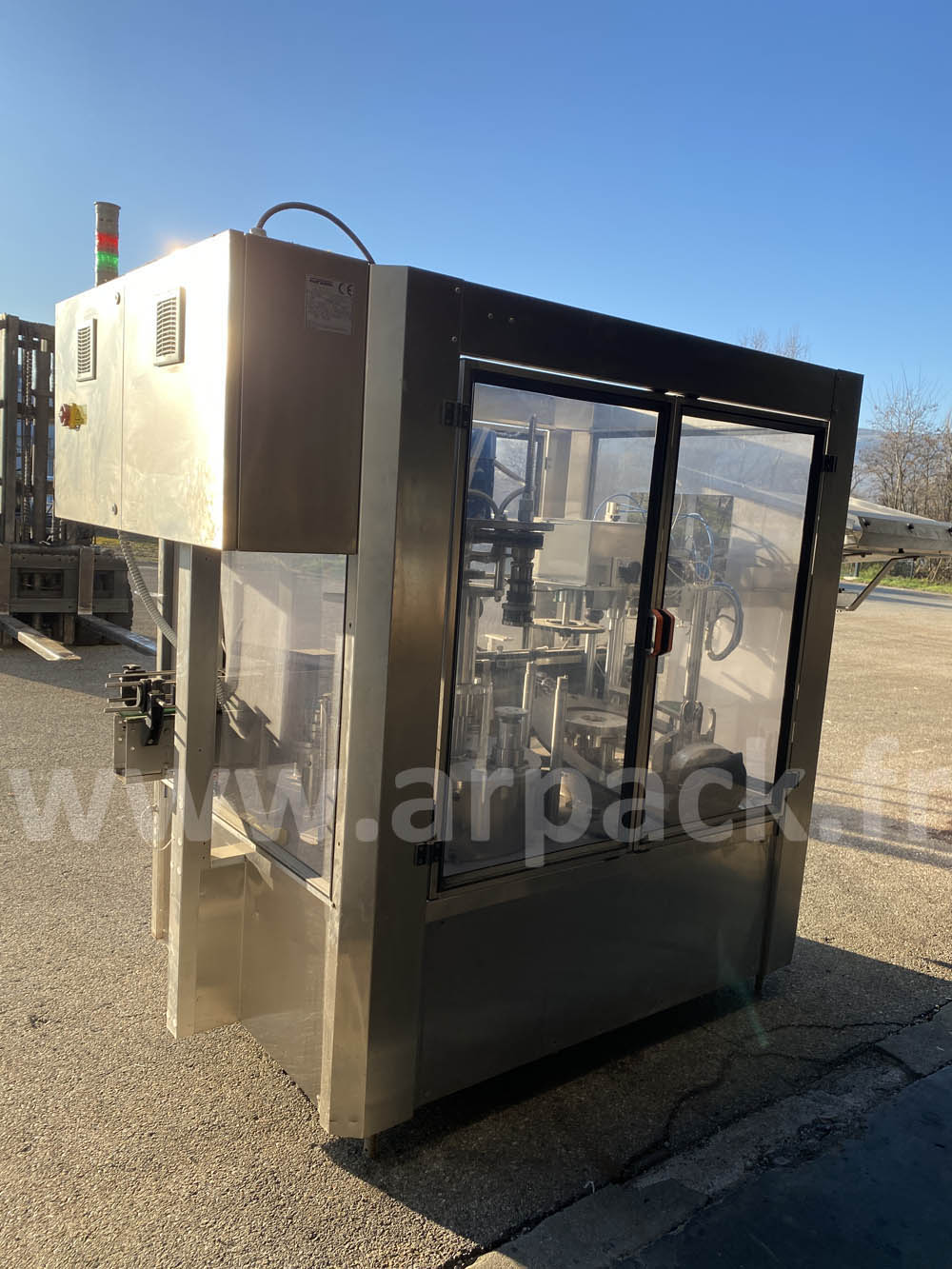 Monobloc pour distribuer et sertir des capsules complexes et étain