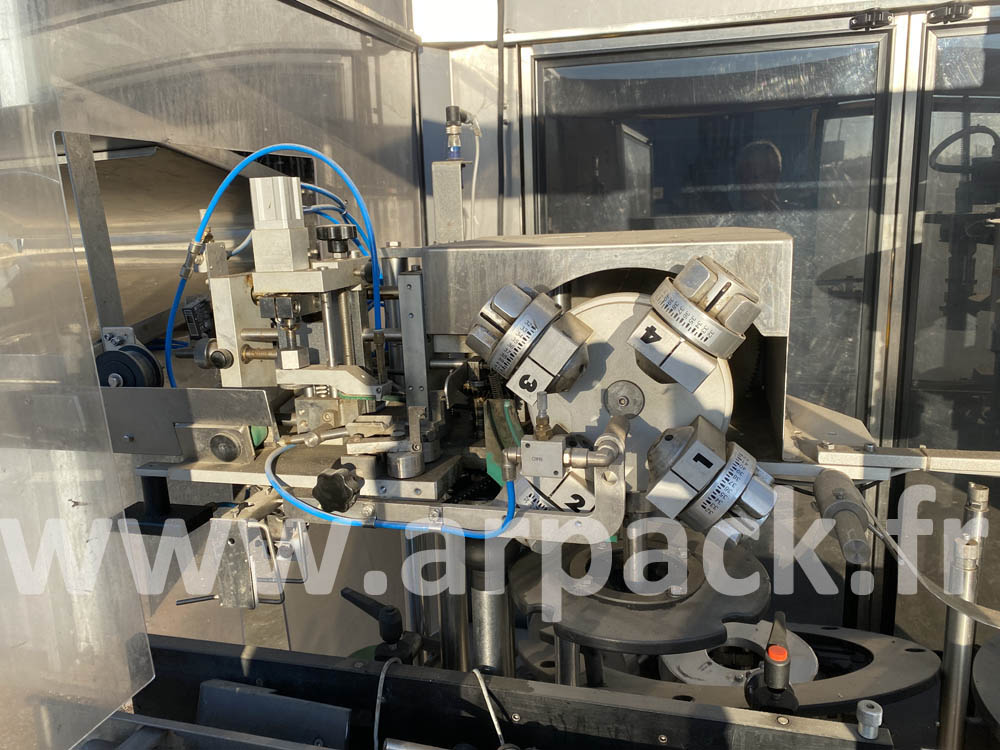 Monobloc pour distribuer et sertir des capsules complexes et étain