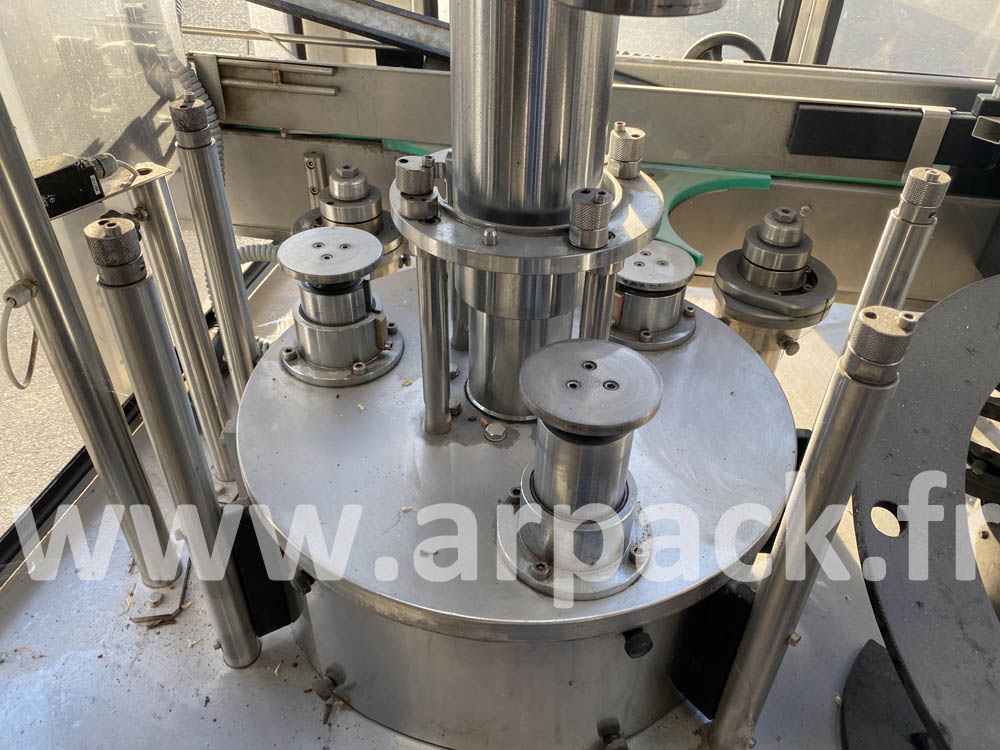 Monobloc pour distribuer et sertir des capsules complexes et étain