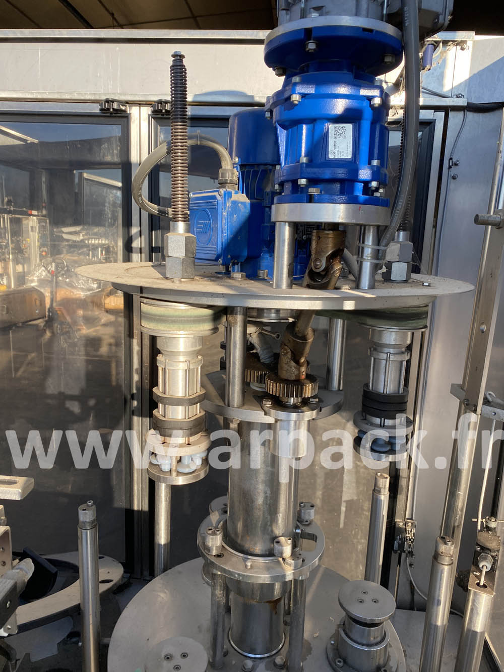 Monobloc pour distribuer et sertir des capsules complexes et étain
